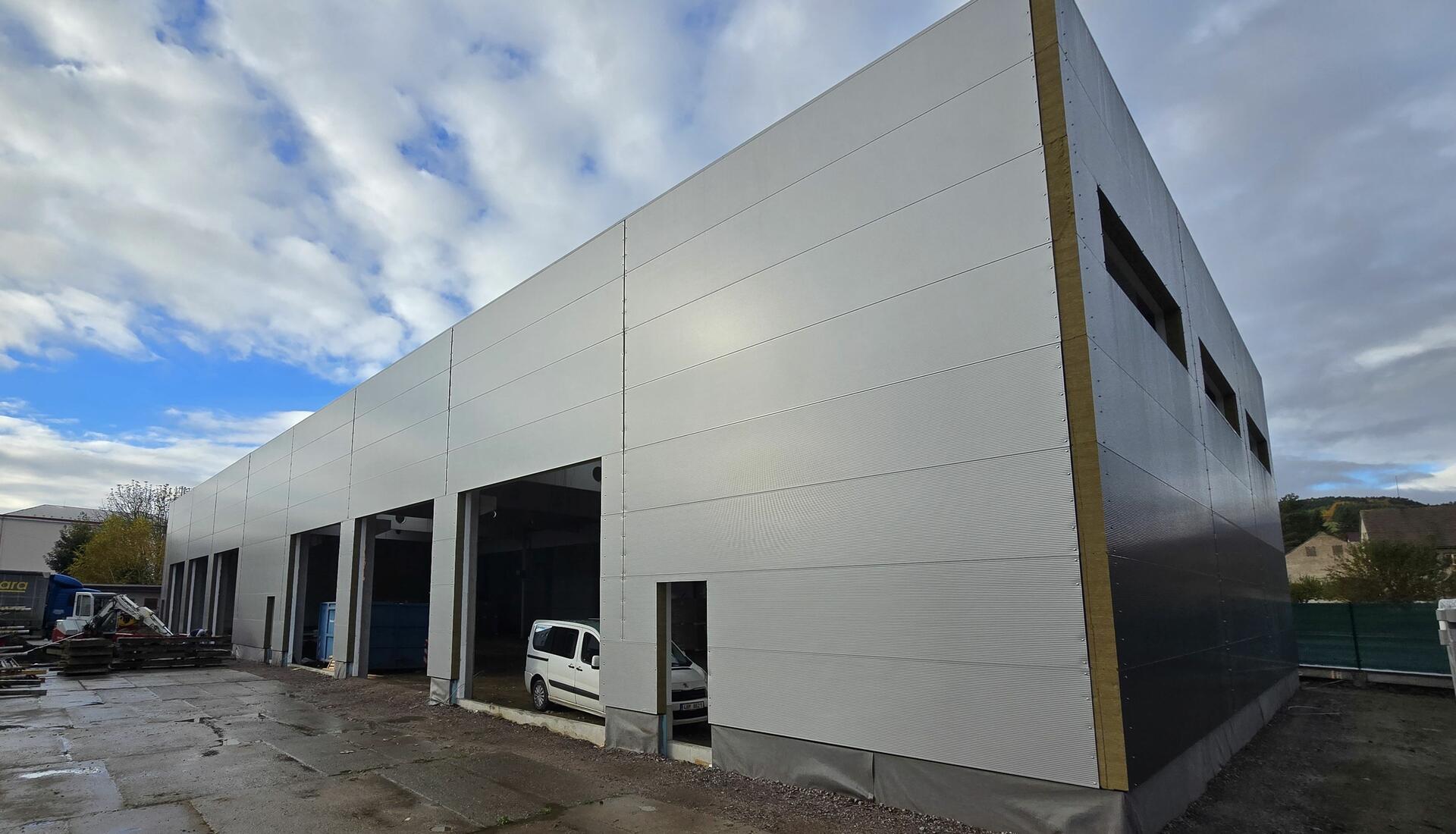 Servisní a skladová hala Pirell